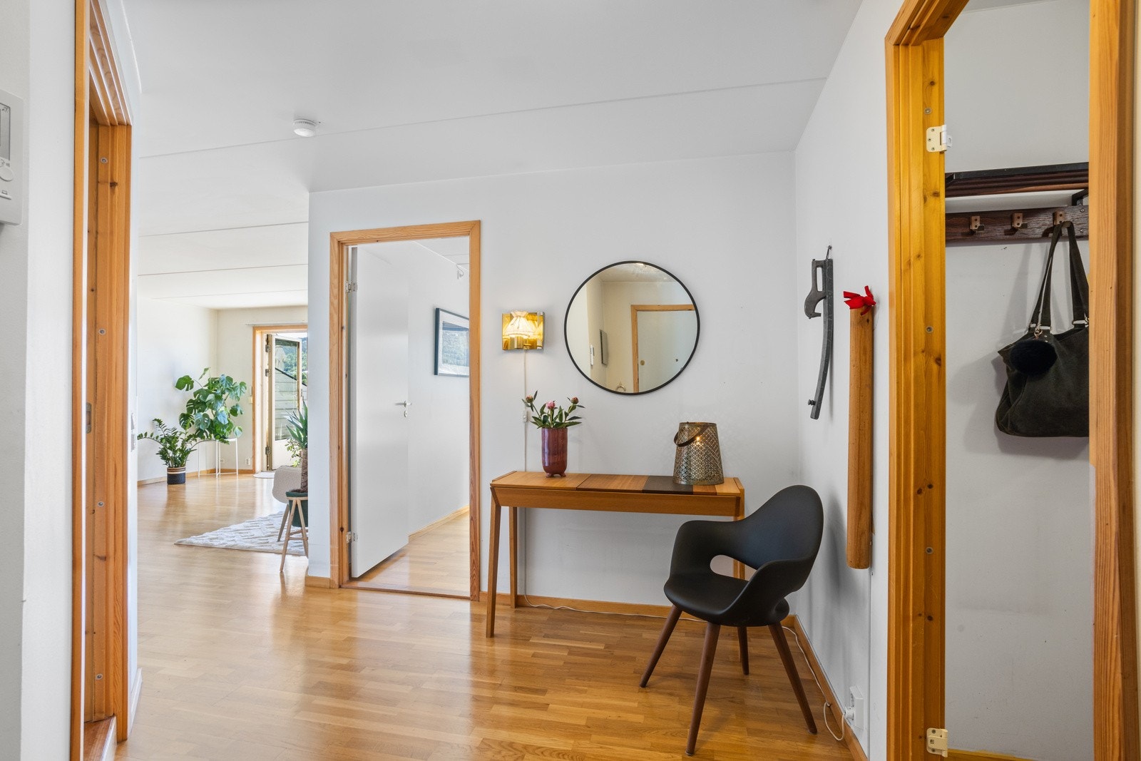 I gangen er det plass for et arbeidsbord. Bod inn døren til høyre, bad til venstre og soverom rett frem. Galleribilde