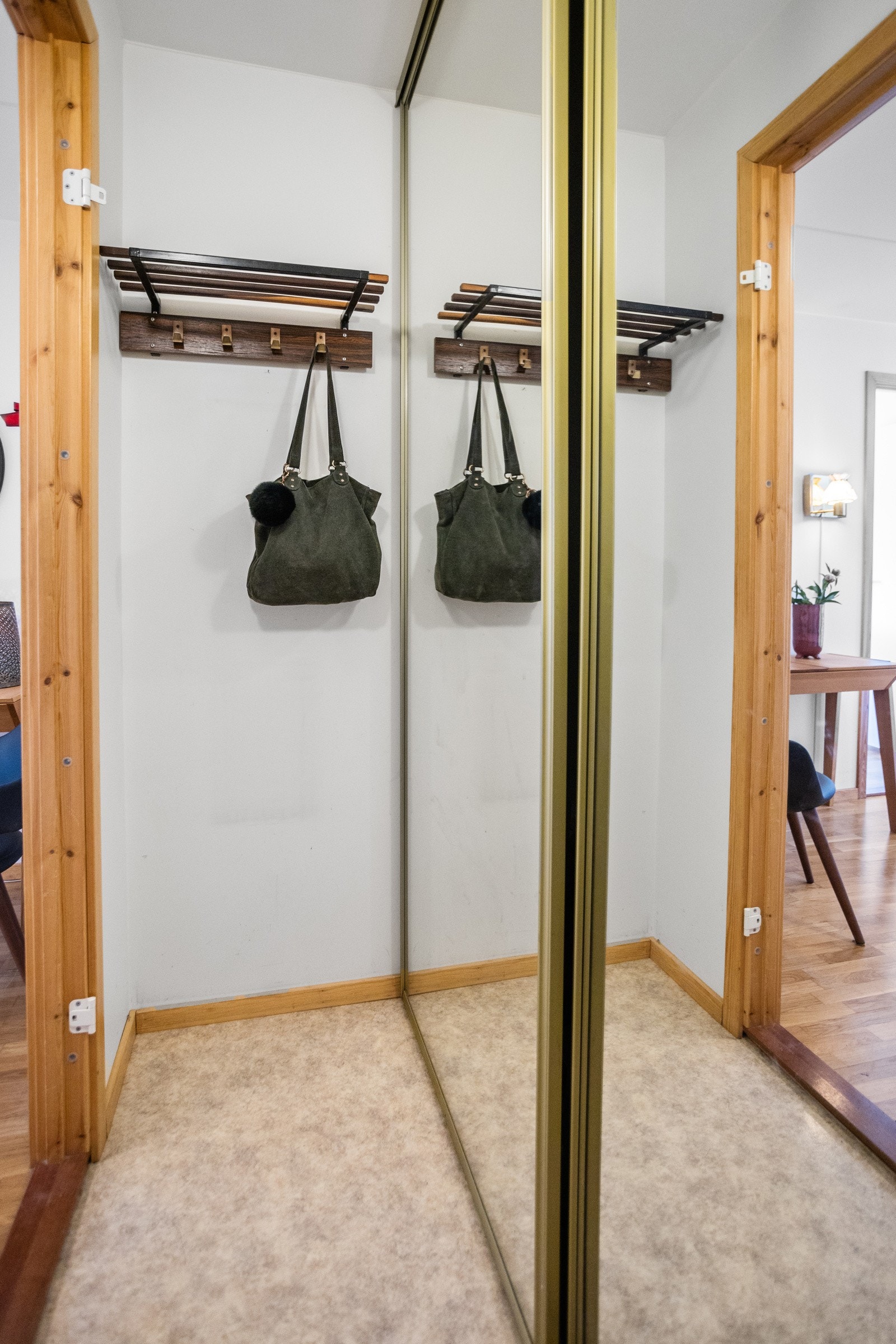 Skyvedørsgarderobe med speil forstørrer rommet og lar deg kontrollere antrekket før du går ut. Galleribilde