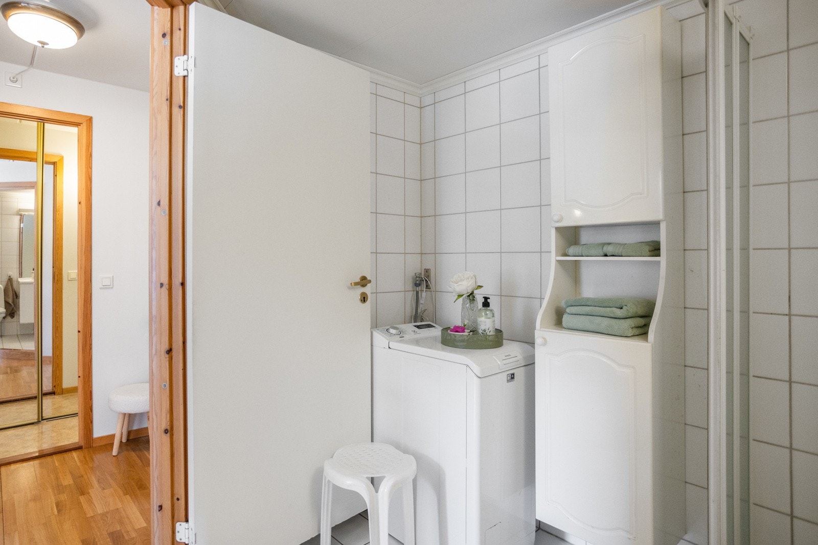På badet er det plass til vaskemaskin. Ekstra skap er montert til oppbevaring. Galleribilde