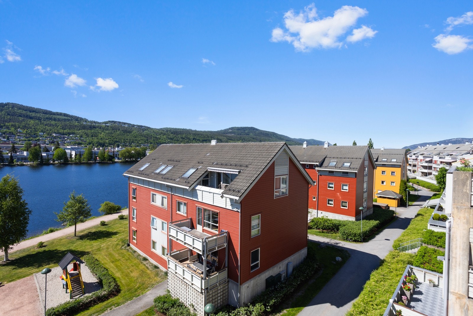 Mellom bygningene er det koselige gangveier. Galleribilde