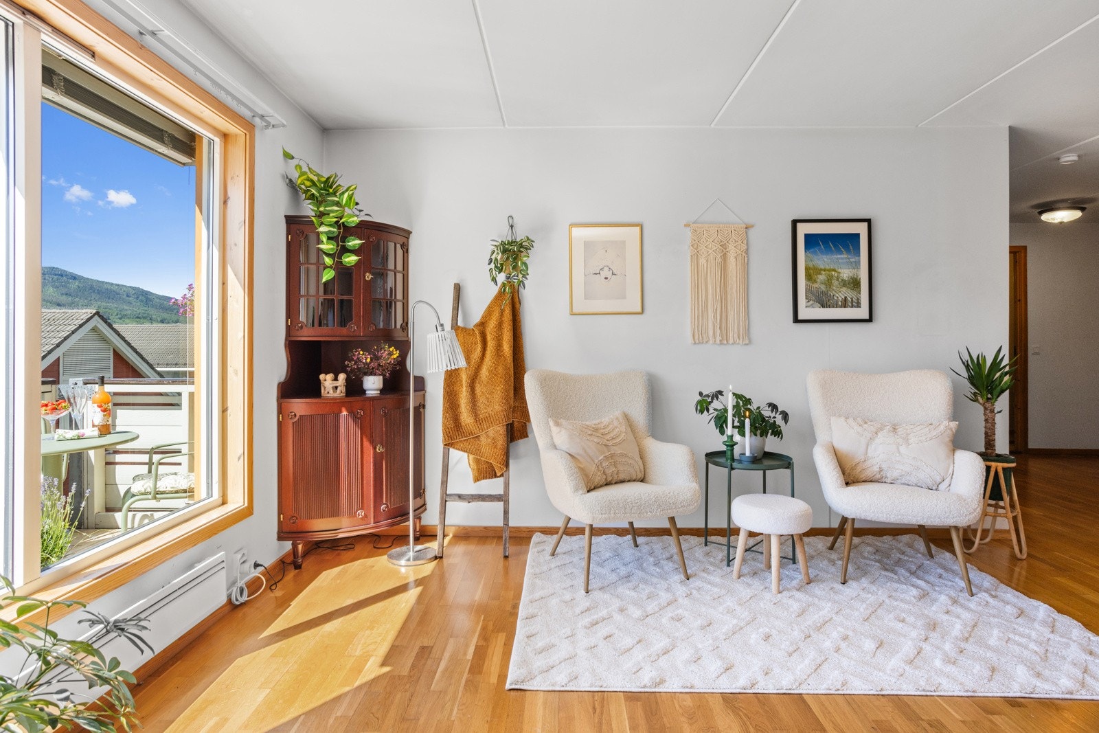 Parkett på gulv, malte vegger og takflater. Galleribilde
