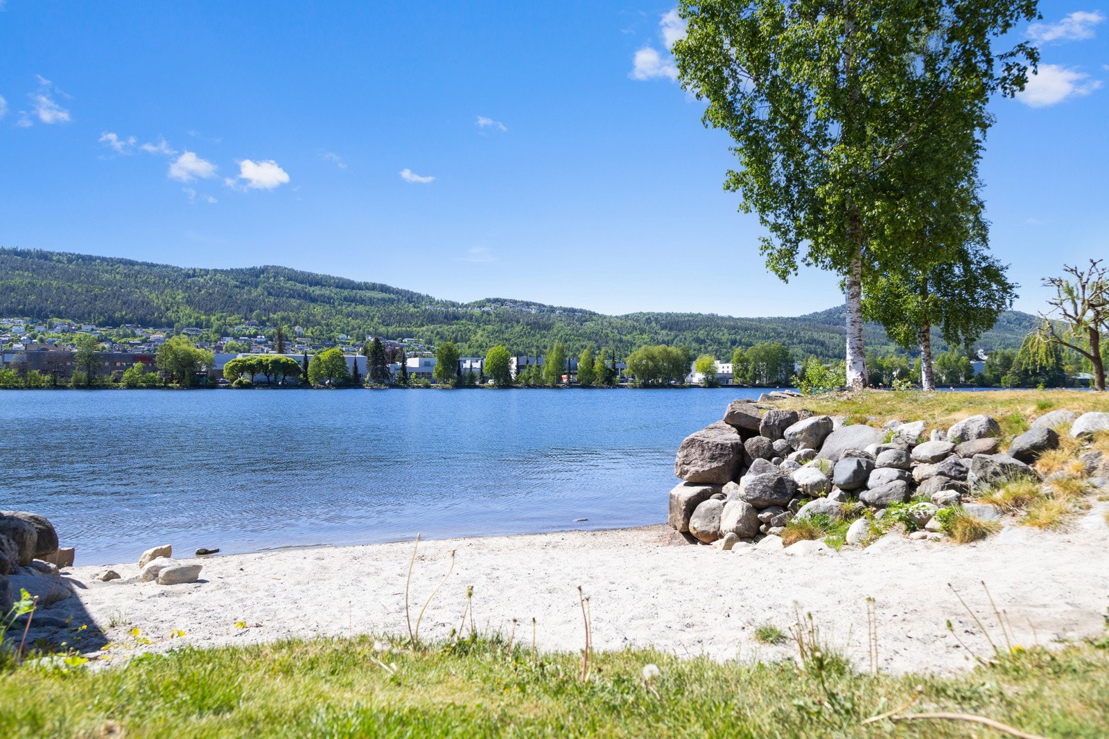 Det er ikke alle sameier som kan skilte med egen sandstrand. Galleribilde
