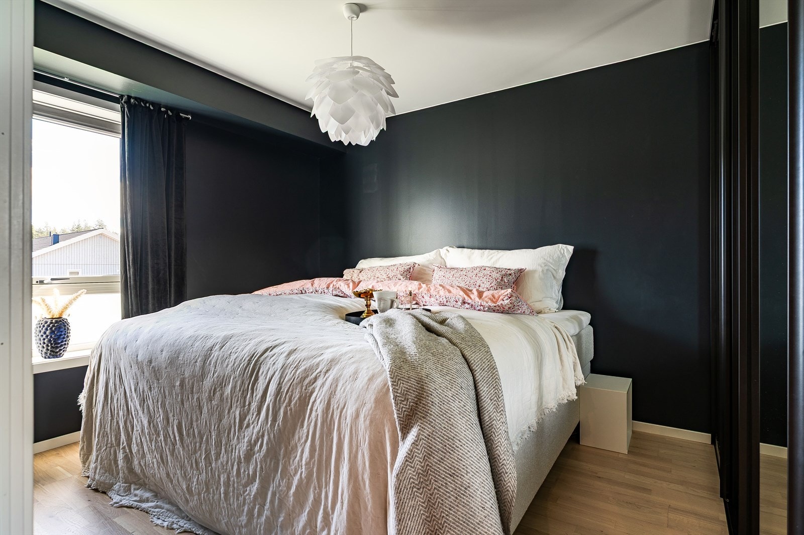 Innbydende hovedsoverom med god plass til stor dobbeltseng med tilhørende nattbord. Rikelig med oppbevaringsplass i stor plassbygget skyvedørsgarderobe med speildører langs den ene veggen. Galleribilde