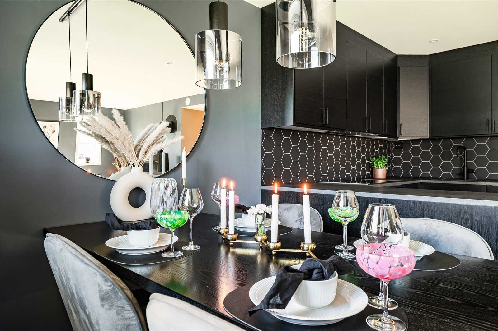 Innredningen har mørke glatte fronter og laminert benkeplate med nedfelt oppvaskkum. Både fint og praktisk med lekre heksagonfliser i benkeryggen og belysning under overskapene. Galleribilde