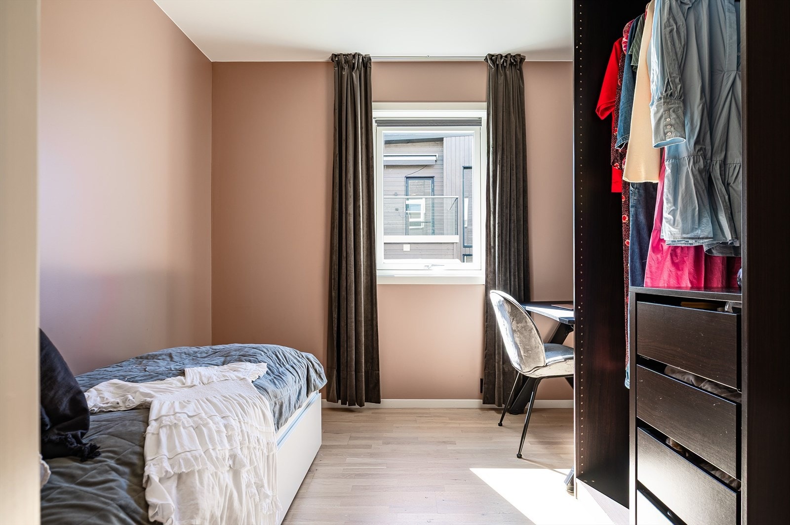 Det andre soverommet er et lyst og fint rom som passer perfekt som barnerom, gjesterom eller kontor. På soverommet er det plass til seng, kontorpult og oppbevaringsplass i åpen garderobeløsning som følger med i handelen. Galleribilde