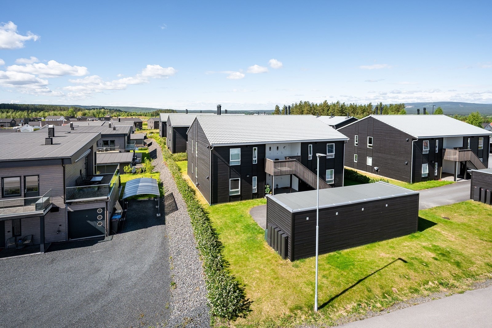 Leiligheten ligger i et nyetablert boligområde på Ydalir med det meste av hva du trenger i hverdagen i kort radius fra hjemmet ditt. Barnevennlig område med lekeplasser og flere friarealer på fellestomten, samt nærhet til både barnehage og skole. Galleribilde