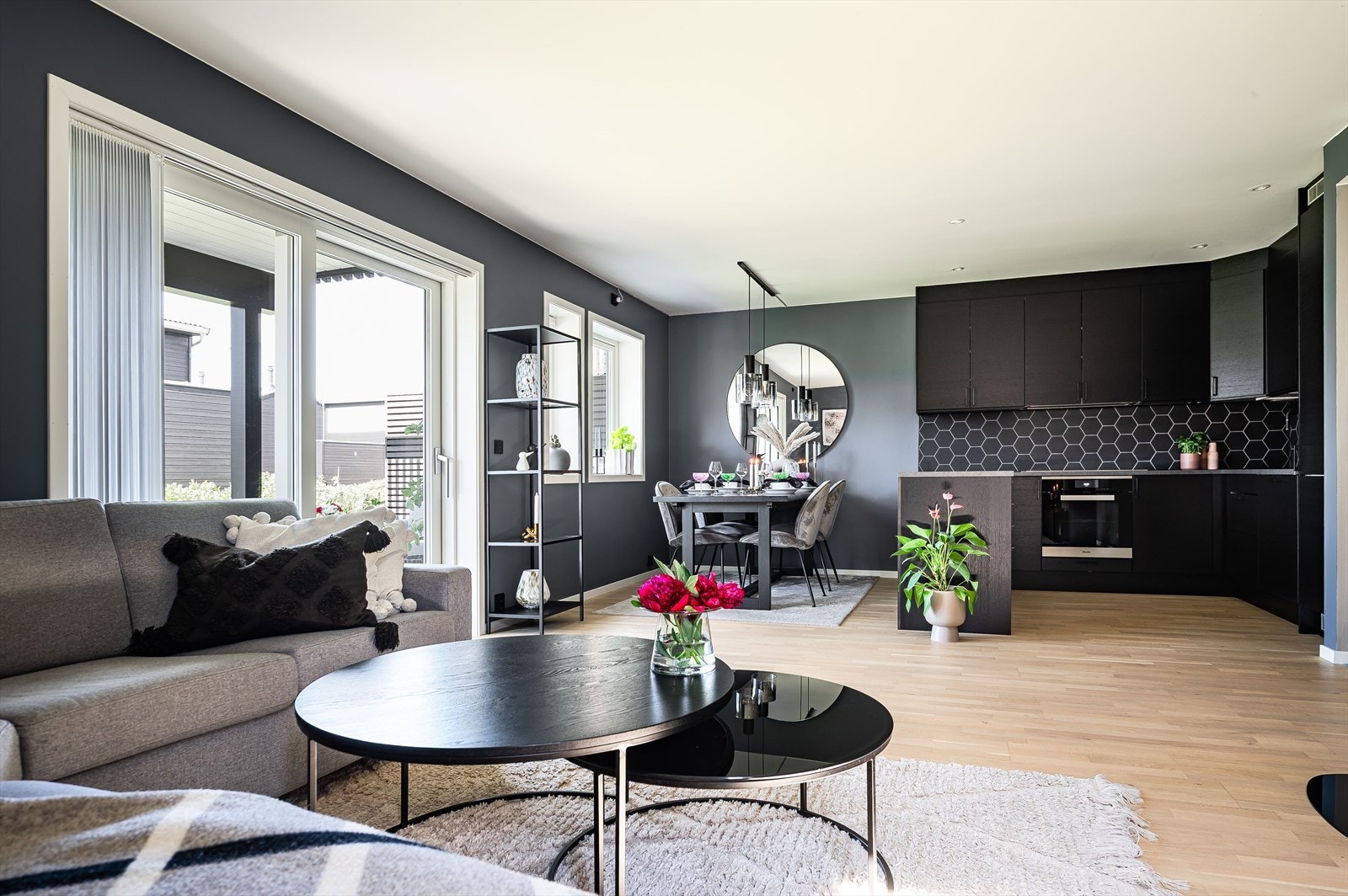 Stuen er romslig med god plass til stor sofagruppe med salongbord, mediemøblement med tv og et spisebord i tilknytning til kjøkkenet. Galleribilde