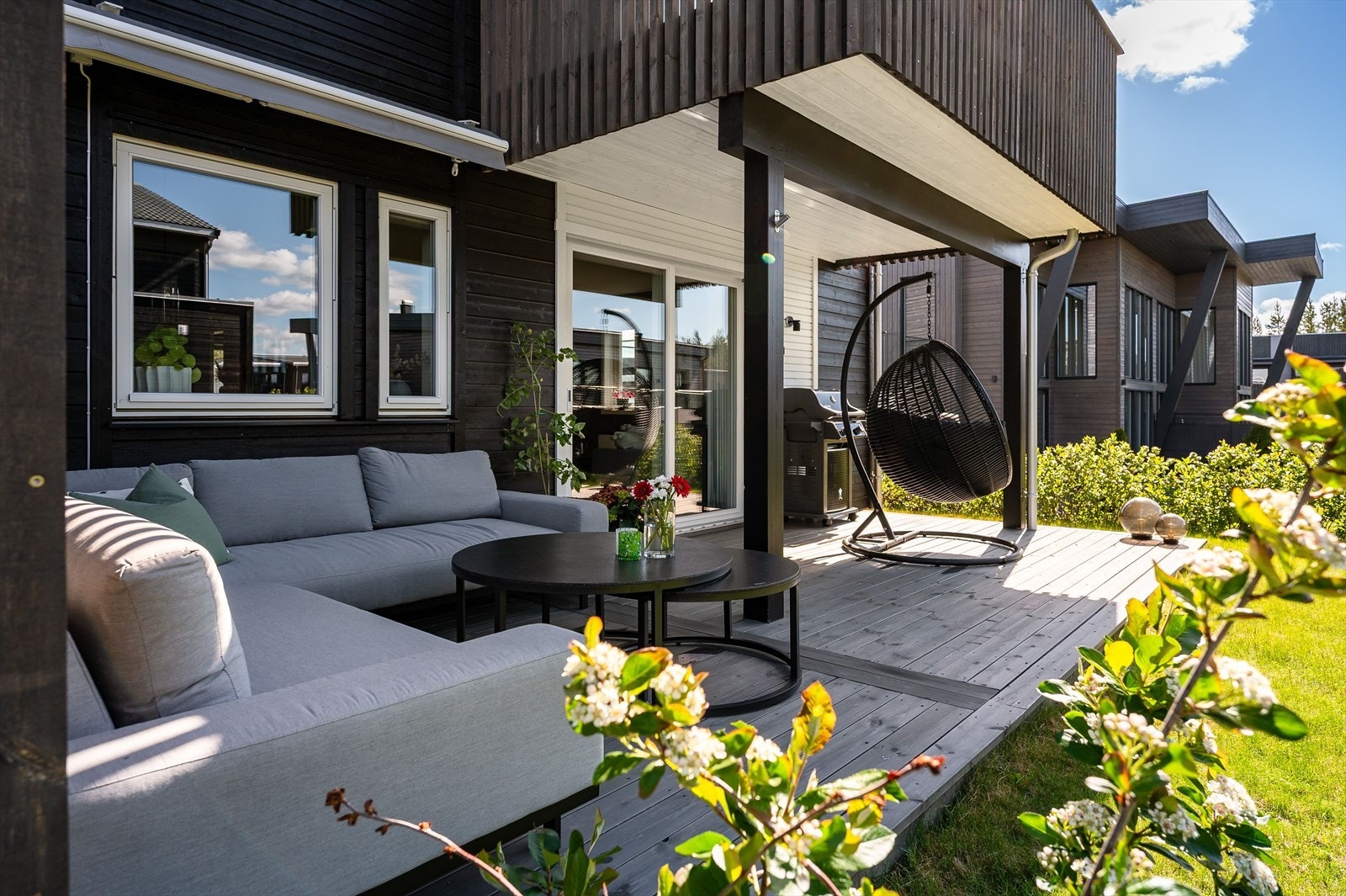 Terrassen er delvis overbygget, har terrassebord på gulv og levegg mot naboen. Det er også montert elektrisk markise, lys og utvendig stikkontakt. Galleribilde