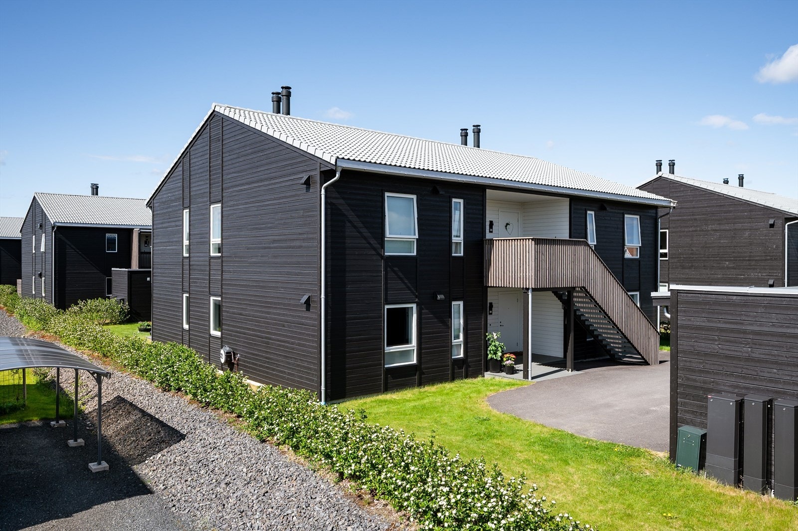 En lys og utrolig fin 3-roms selveierleilighet i en moderne 4-mannsbolig fra 2020. Leiligheten ligger i byggets 1. etasje med solrik terrasse på 21m² og fin hage mot sydvest. Galleribilde
