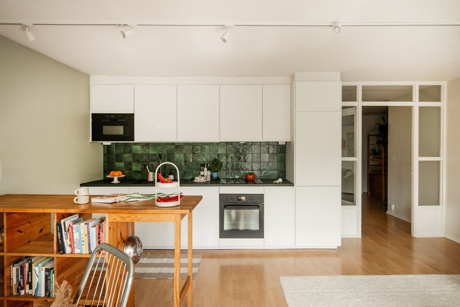 Moderne og innbydende kjøkkenløsning fra KVIK montert i 2019. Galleribilde