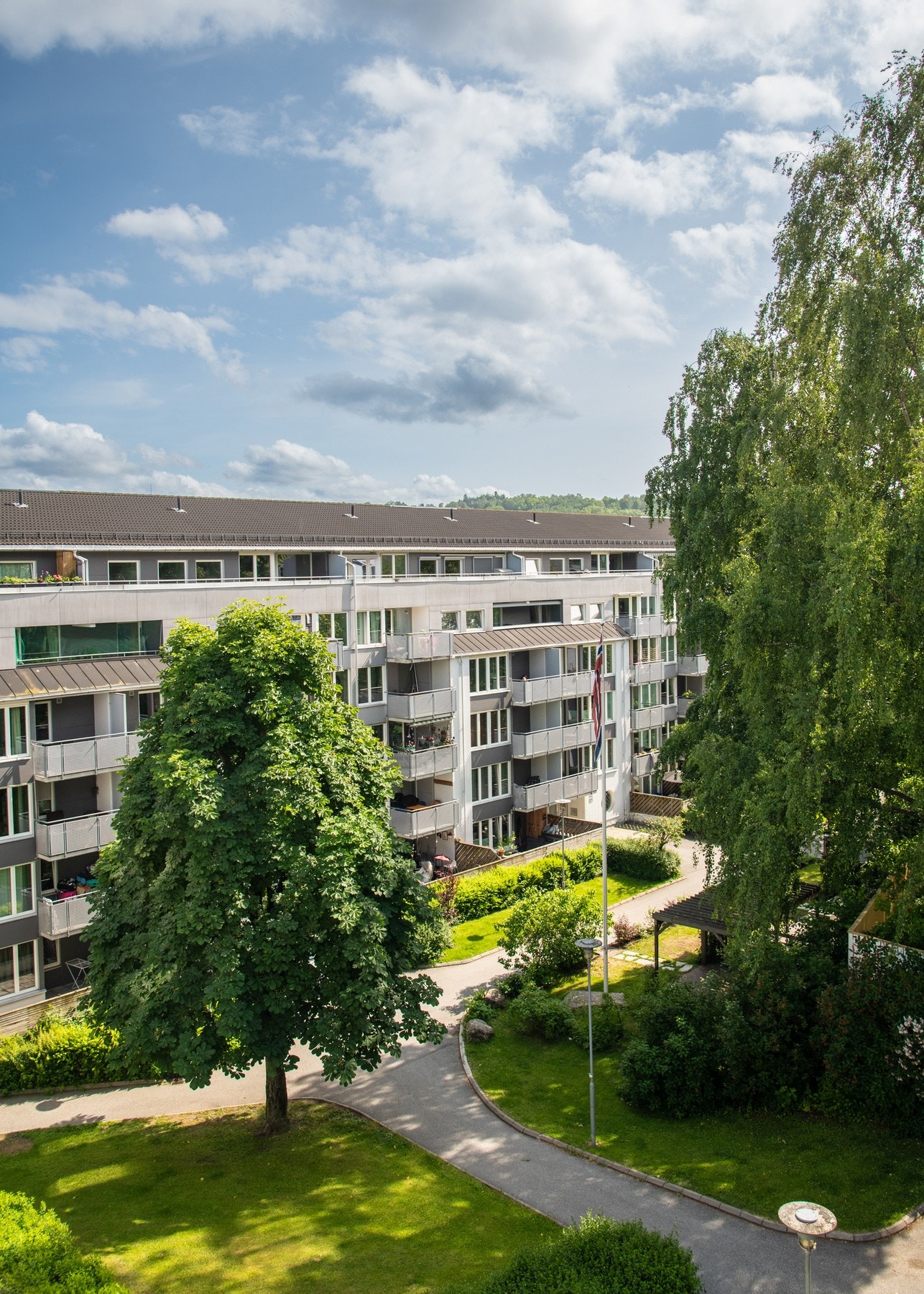 Fra balkongen får du et hyggelig utsyn mot frodige og velstelte fellesarealer. Galleribilde
