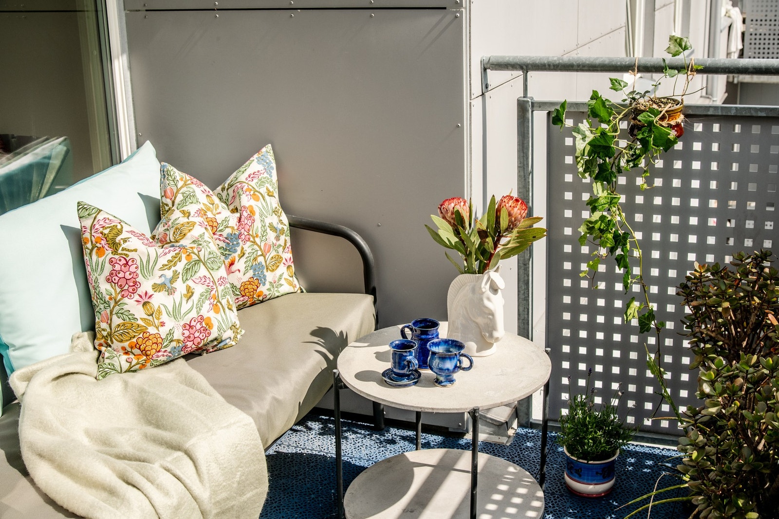 Balkongen har gode solforhold, særlig på ettermiddag og kveld i sommerhalvåret. Galleribilde