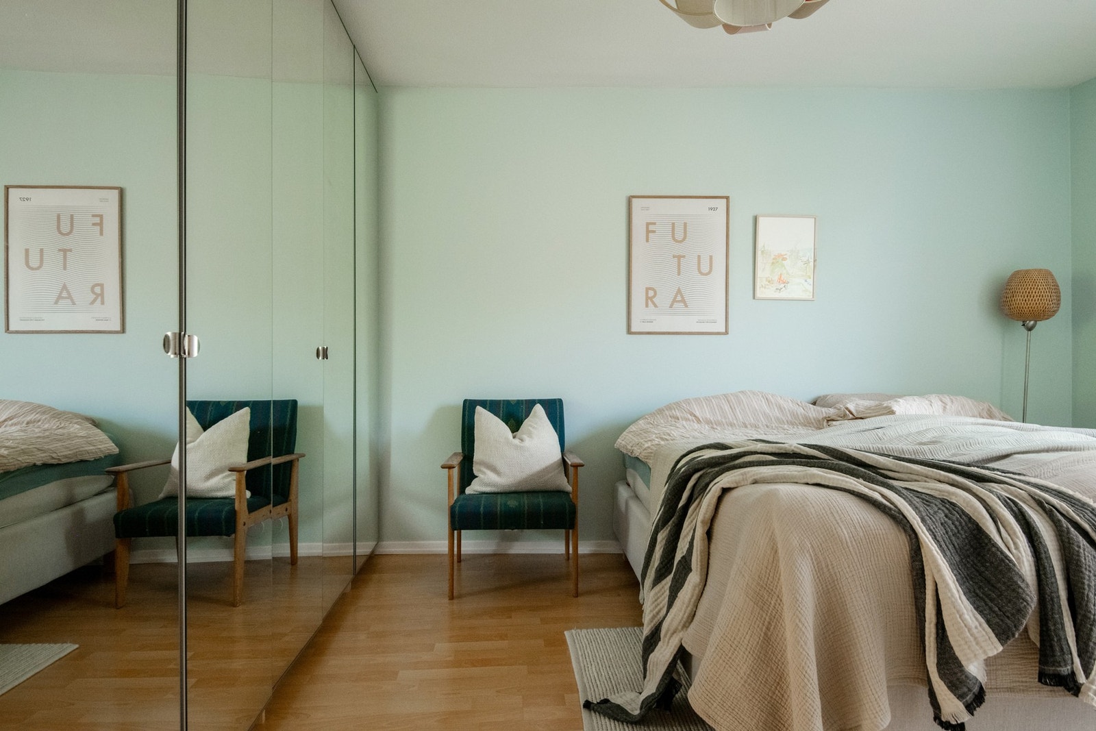 Her er det god plass til dobbeltseng med nattbord på hver side. Galleribilde