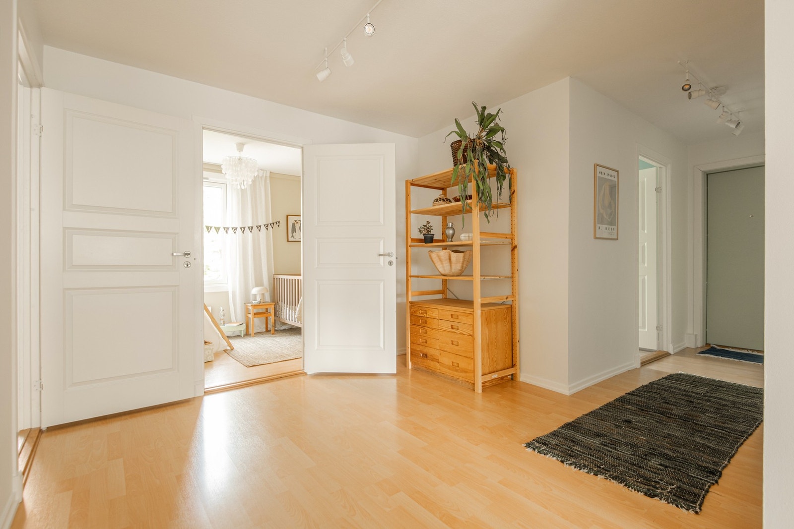 Velkommen inn i en romslig og innbydende entré med et svært godt førsteinntrykk. Galleribilde