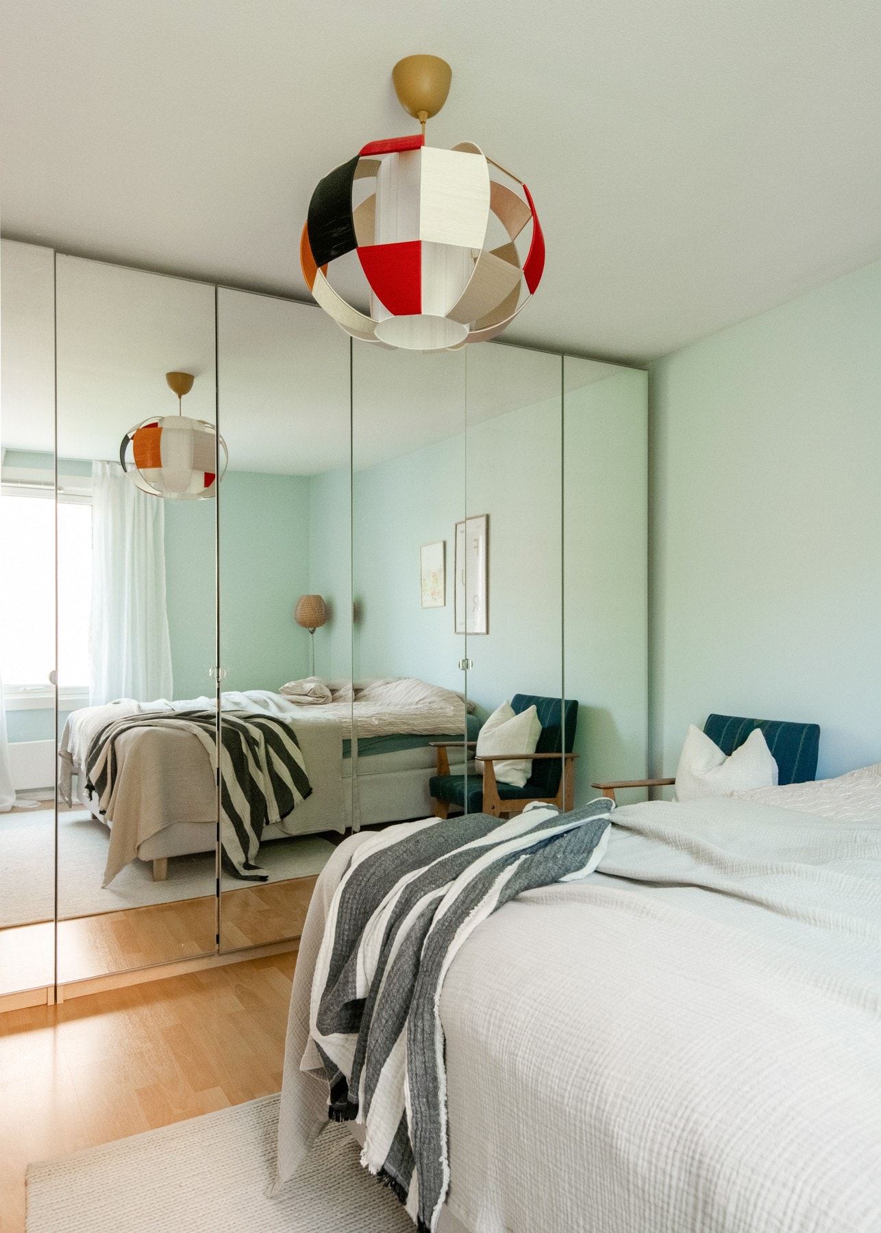 Det er satt inn et garderobeskap med speilfronter som gir både god oppbevaringsplass og en følelse av økt romfølelse. Galleribilde