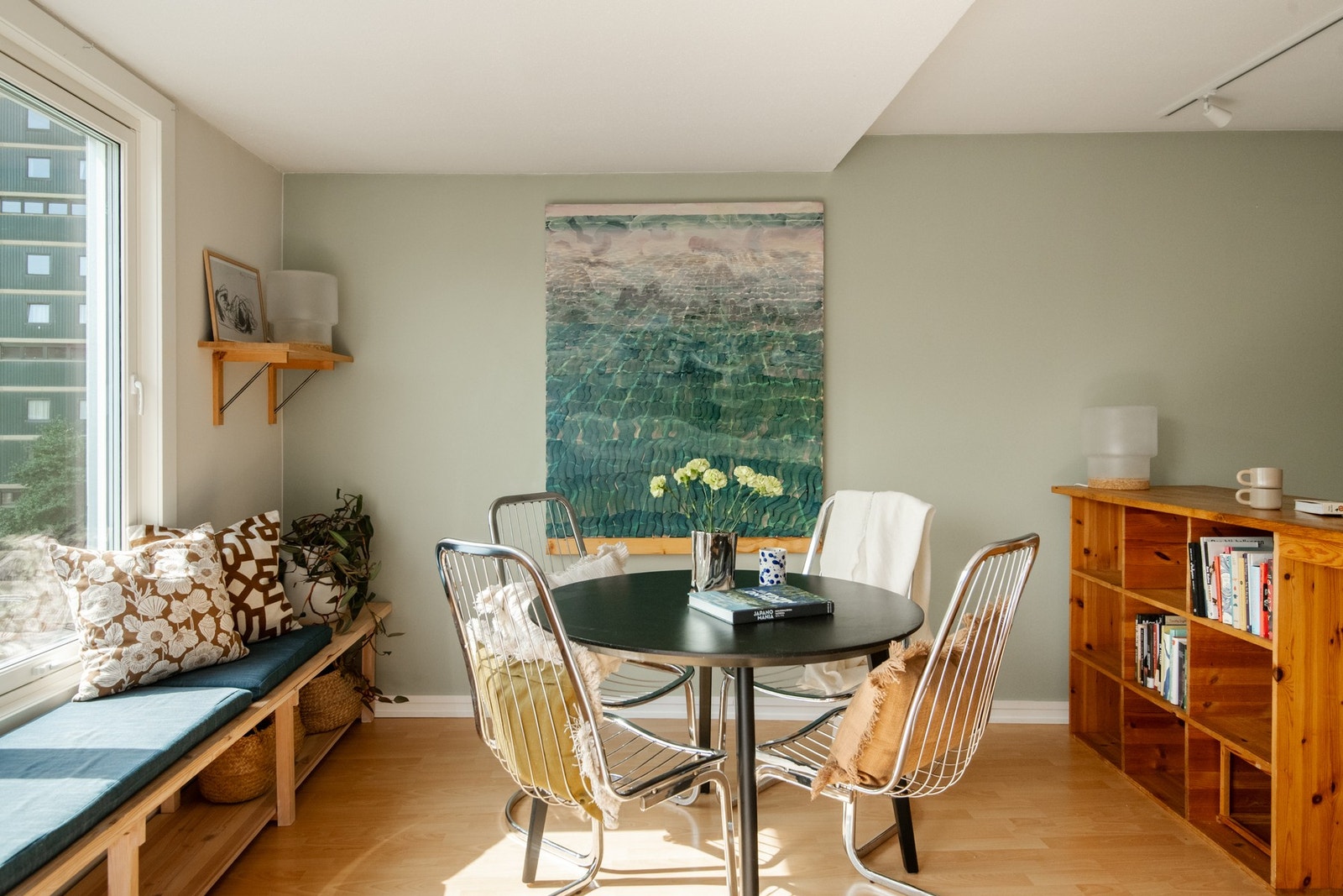 Spisebordet finner sin naturlige plass foran de store vinduene, i praktisk tilknytning til kjøkkenet. Galleribilde