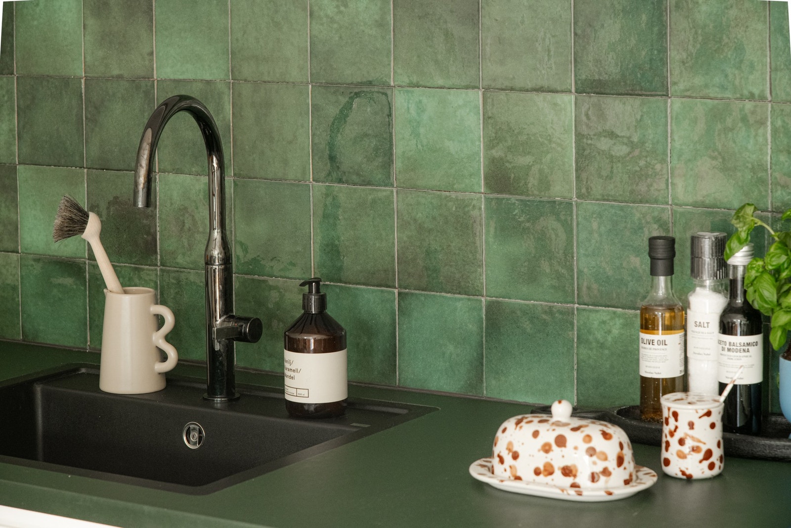 Benkeplaten ble satt inn ny i 2023, samtidig som det ble lagt lekre fliser mellom benkeplaten og overskapene. Galleribilde