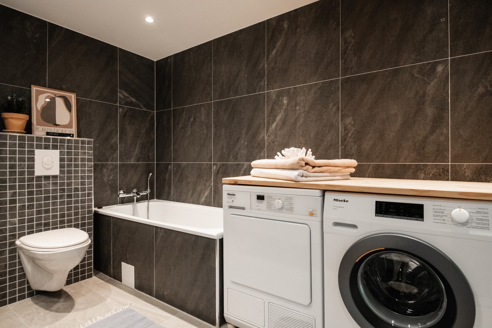 Moderne og innbydende bad, med flislagte vegger og flislagt gulv med behagelig elektrisk gulvvarme. Galleribilde