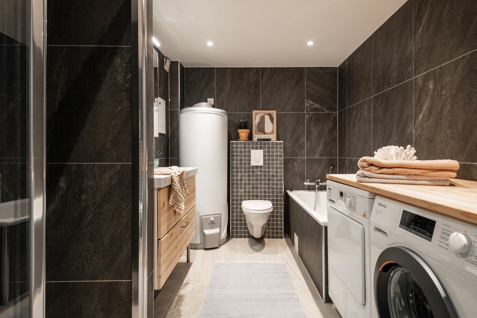 Leiligheten har et romslig baderom som ble renovert i 2019. Galleribilde