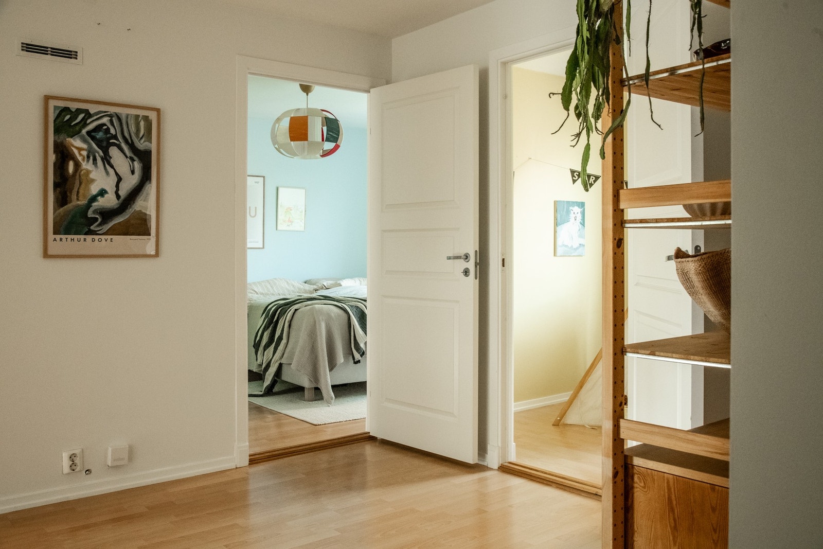 Entréen byr på god plass og fremstår som både funksjonell og stilren, med lyse veggoverflater og et pent laminatgulv. Galleribilde