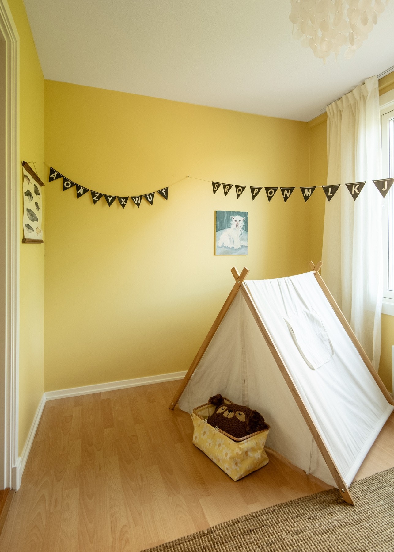 Soverom 2 har god plass til seng, nattbord og lekemiljø, samt garderobeskap for praktisk oppbevaring. Galleribilde