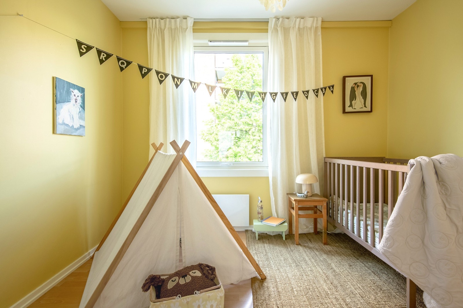 Soverom 2 benyttes i dag som barnerom og oppleves som lyst og trivelig, takket være et stort vindu som slipper inn rikelig med dagslys. Galleribilde