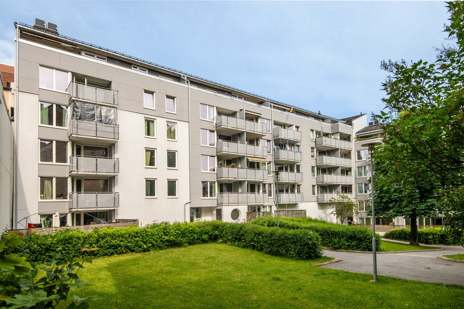 Sameiet har flotte fellesarealer som er parkmessig opparbeidet. Galleribilde