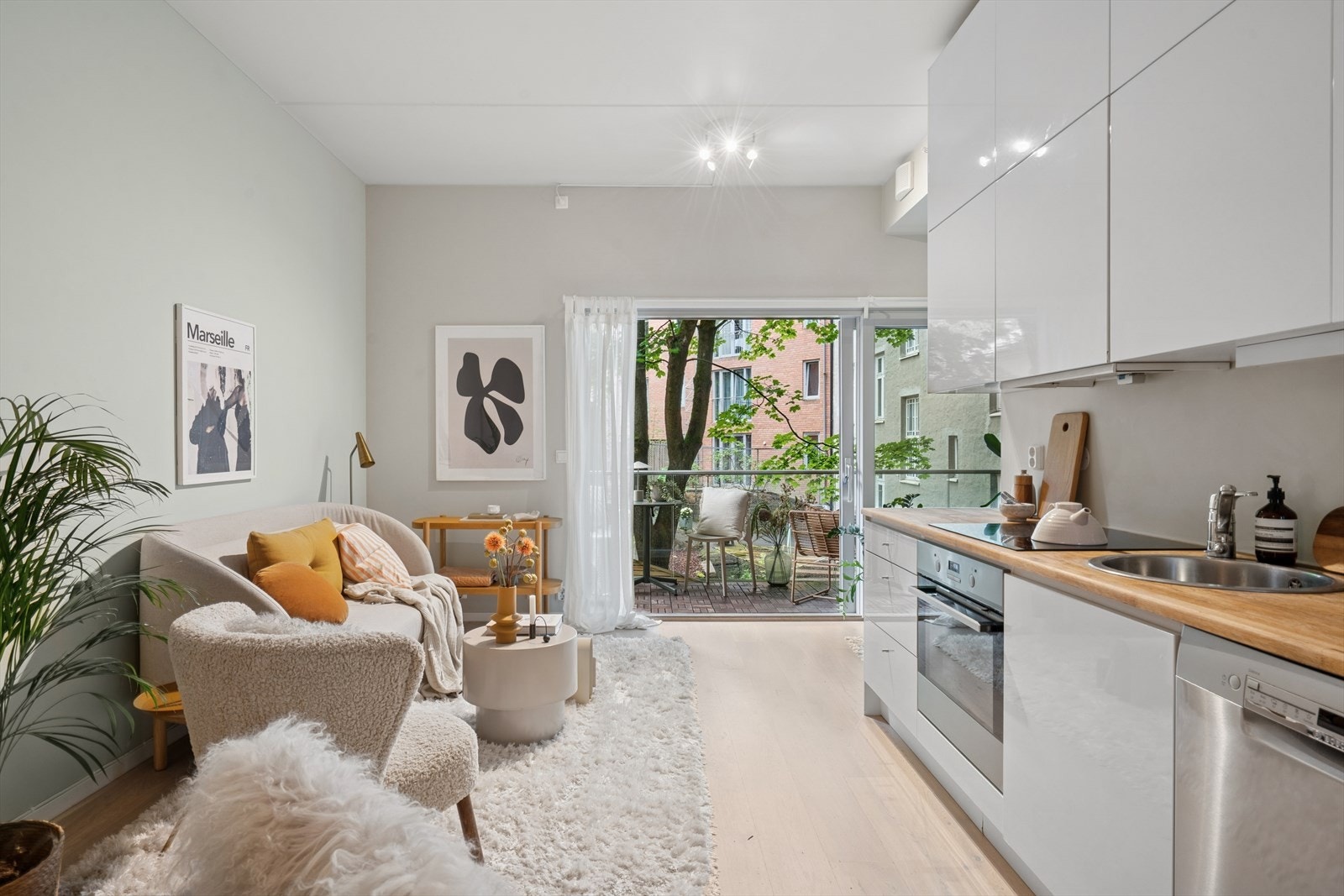 Store vindusflater gir en luftig atmosfære og slipper inn rikelig med naturlig lys. Galleribilde