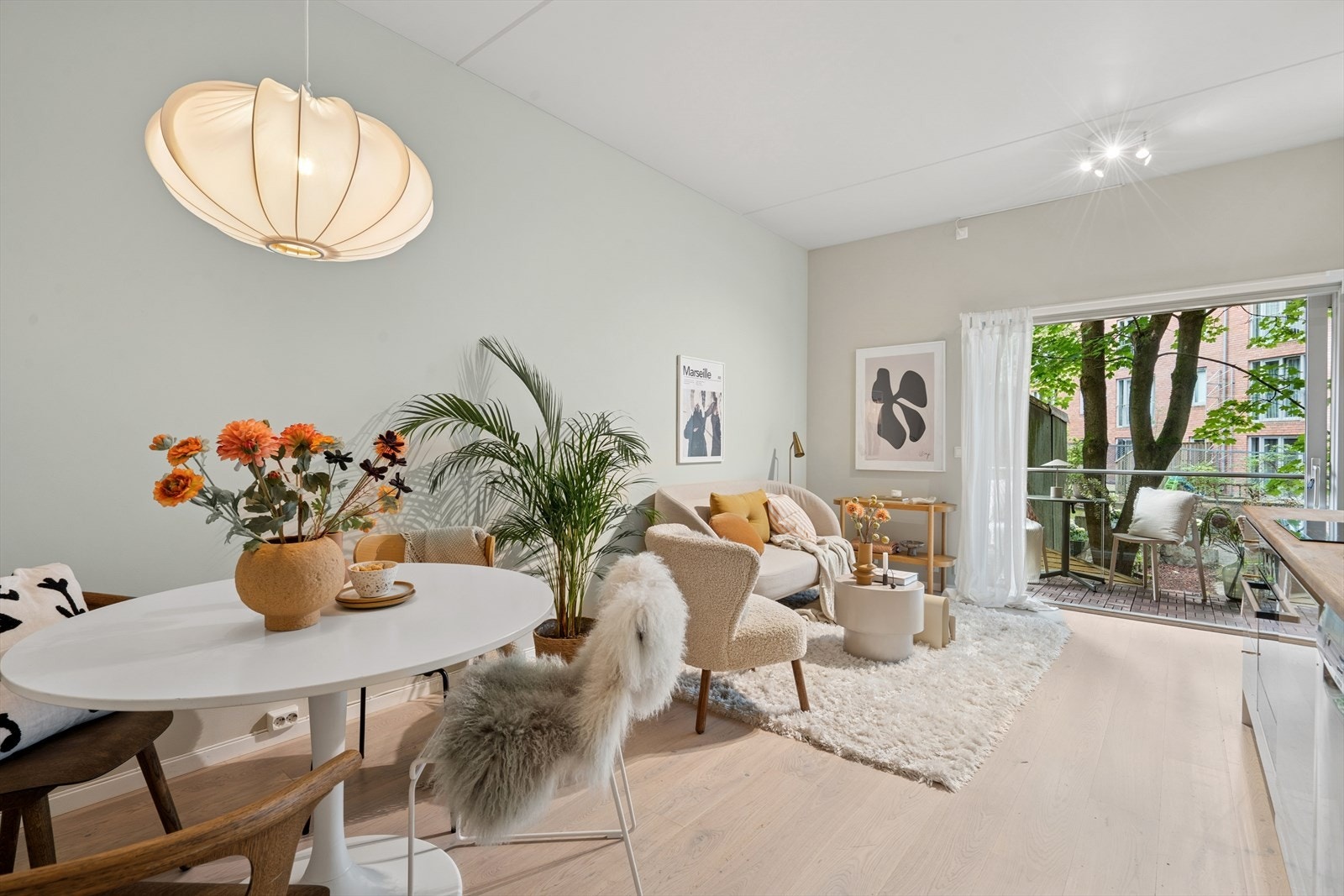 Leiligheten har et gjennomført og dempet fargevalg som skaper en lun og innbydende atmosfære - perfekt for avslapning og trivsel i hverdagen Galleribilde