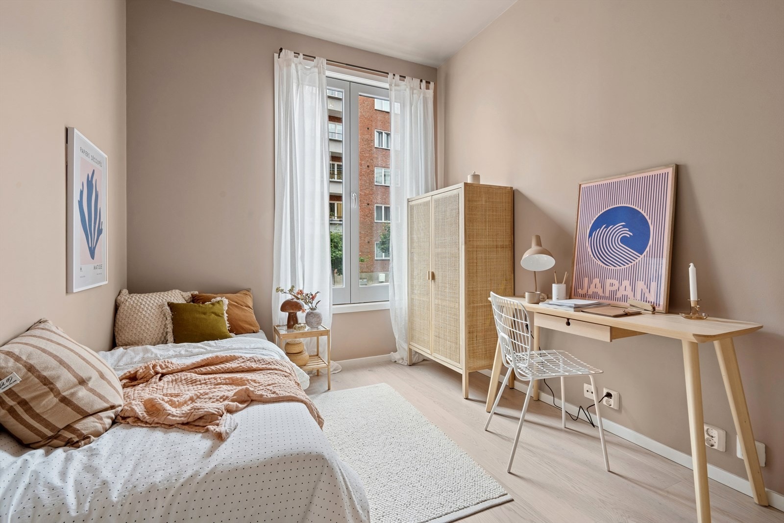 Leilighetens andre soverom er av god størrelse og passer ypperlig som barne-/gjesteværelse. Soverommet kan enkelt innredes etter eget ønske Galleribilde