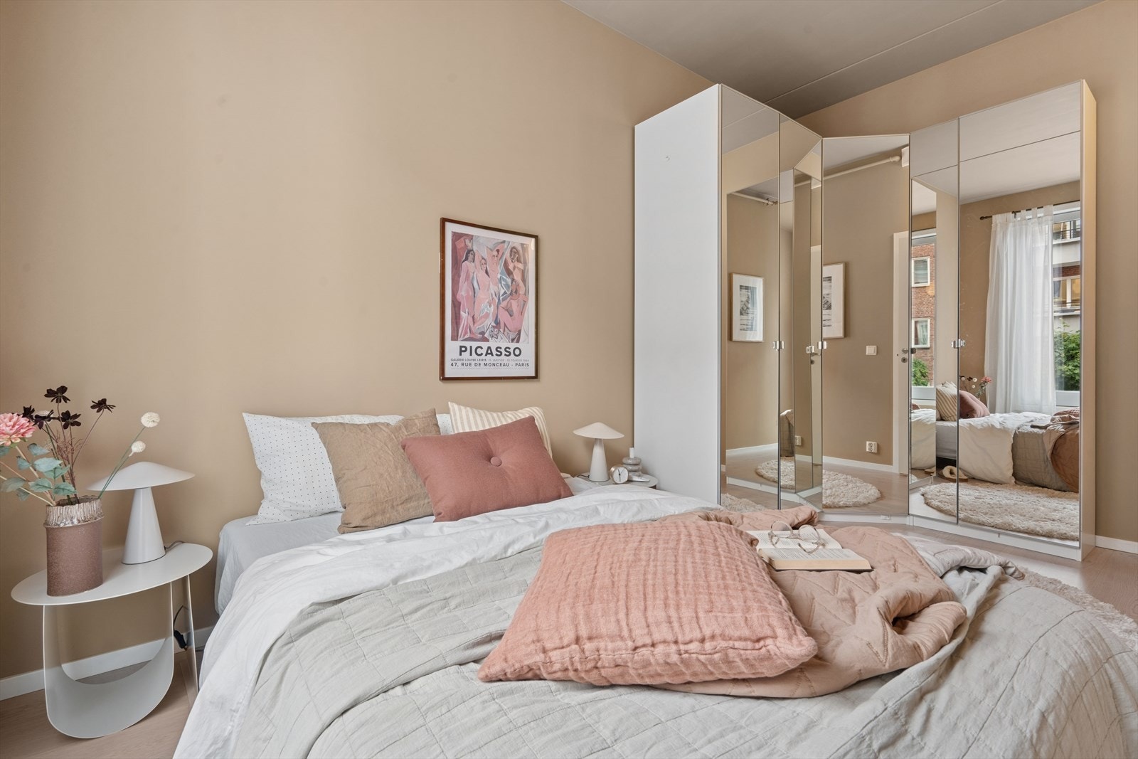 En rolige og avslappende atmosfæren skapes av den gyllenbrune tonen på veggene, som gir rommet et mykt og harmonisk preg. Fargen er ideell for et soverom, da den både er beroligende og tidløs, og bidrar til en følelse av ro og velvære. Galleribilde