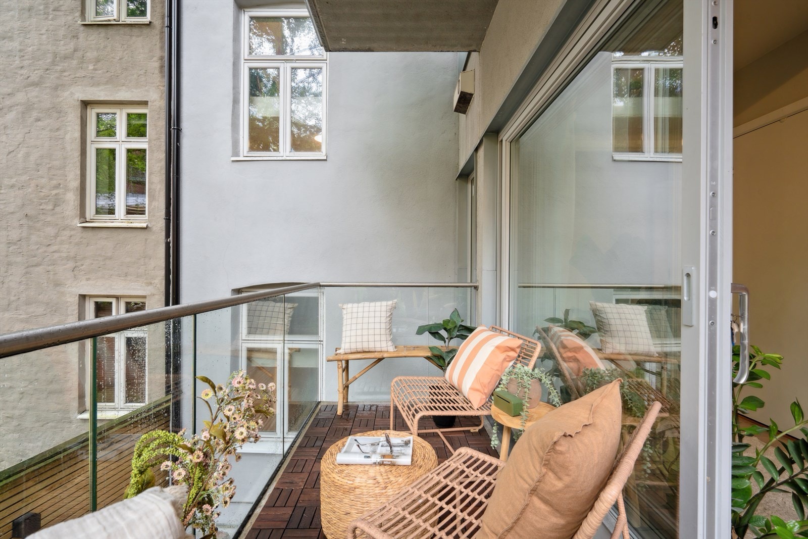 Ta inn kroppsroen på den stilfulle balkongen. Den lune beliggenheten skjermer for det meste av vind og nedbør slik at du kan nyte balkongen uansett vær. Galleribilde