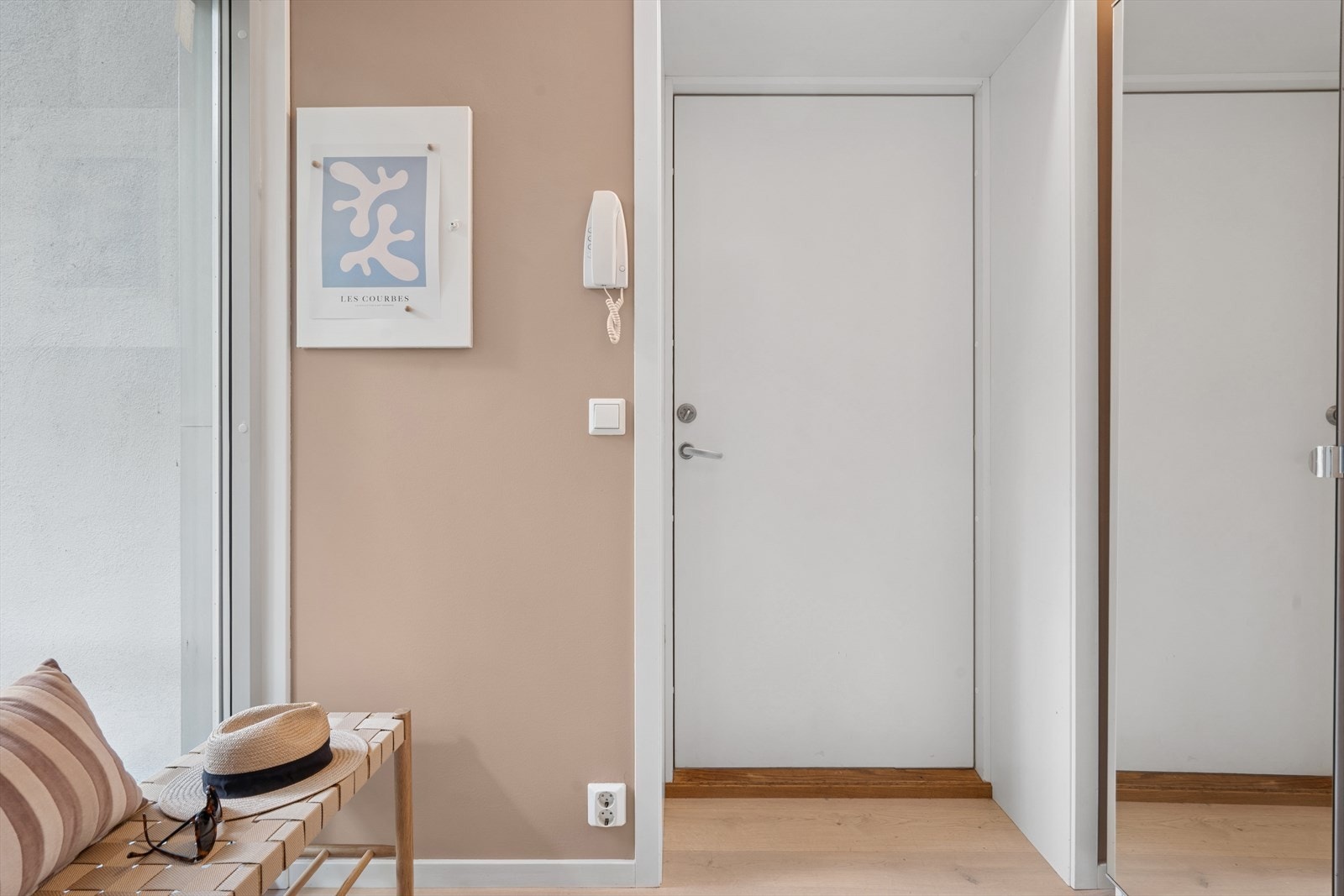 En innbydende entré som setter tonen for resten av leiligheten. Galleribilde