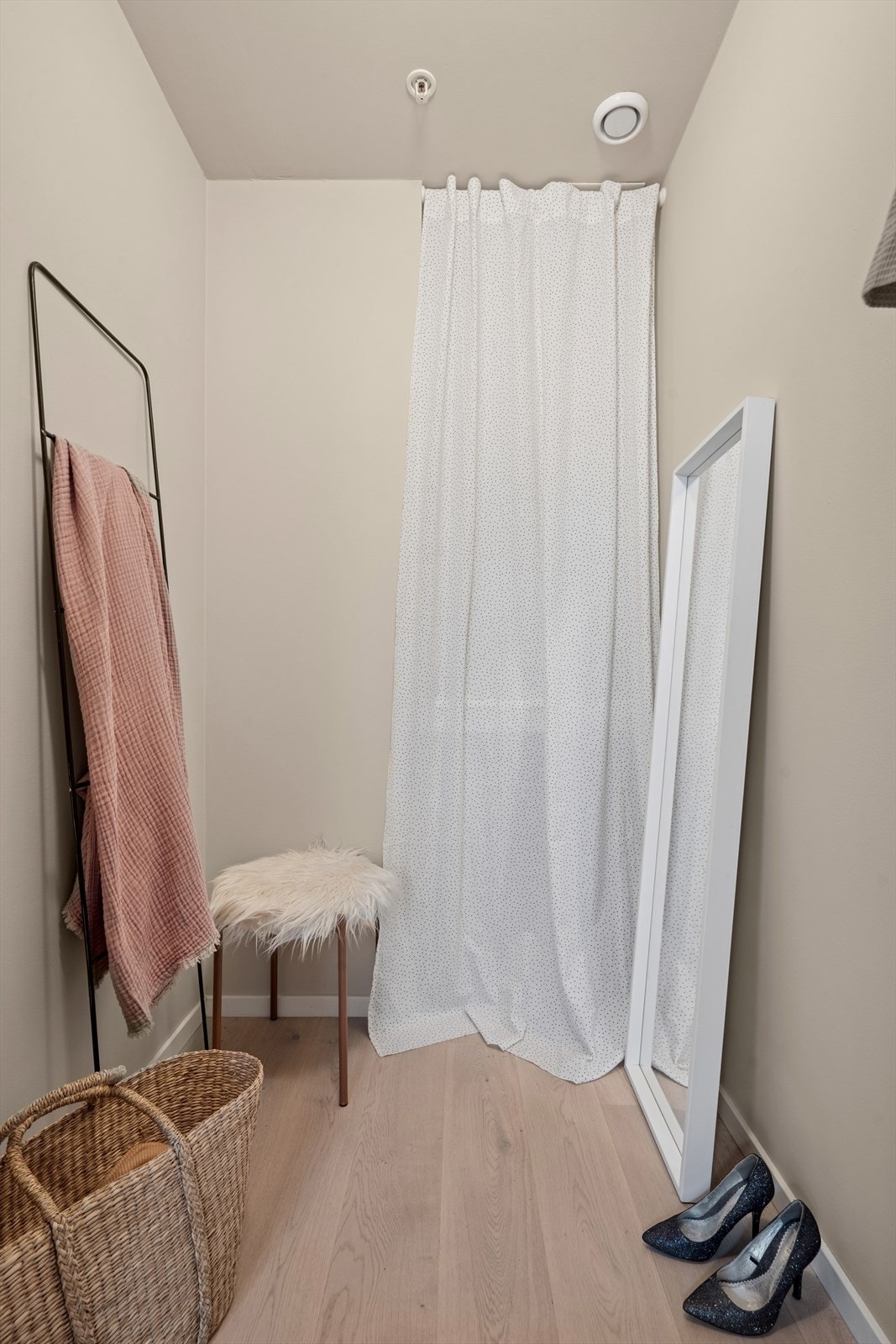 Walk-in closet gir nytt liv til enhver garderobe. Galleribilde