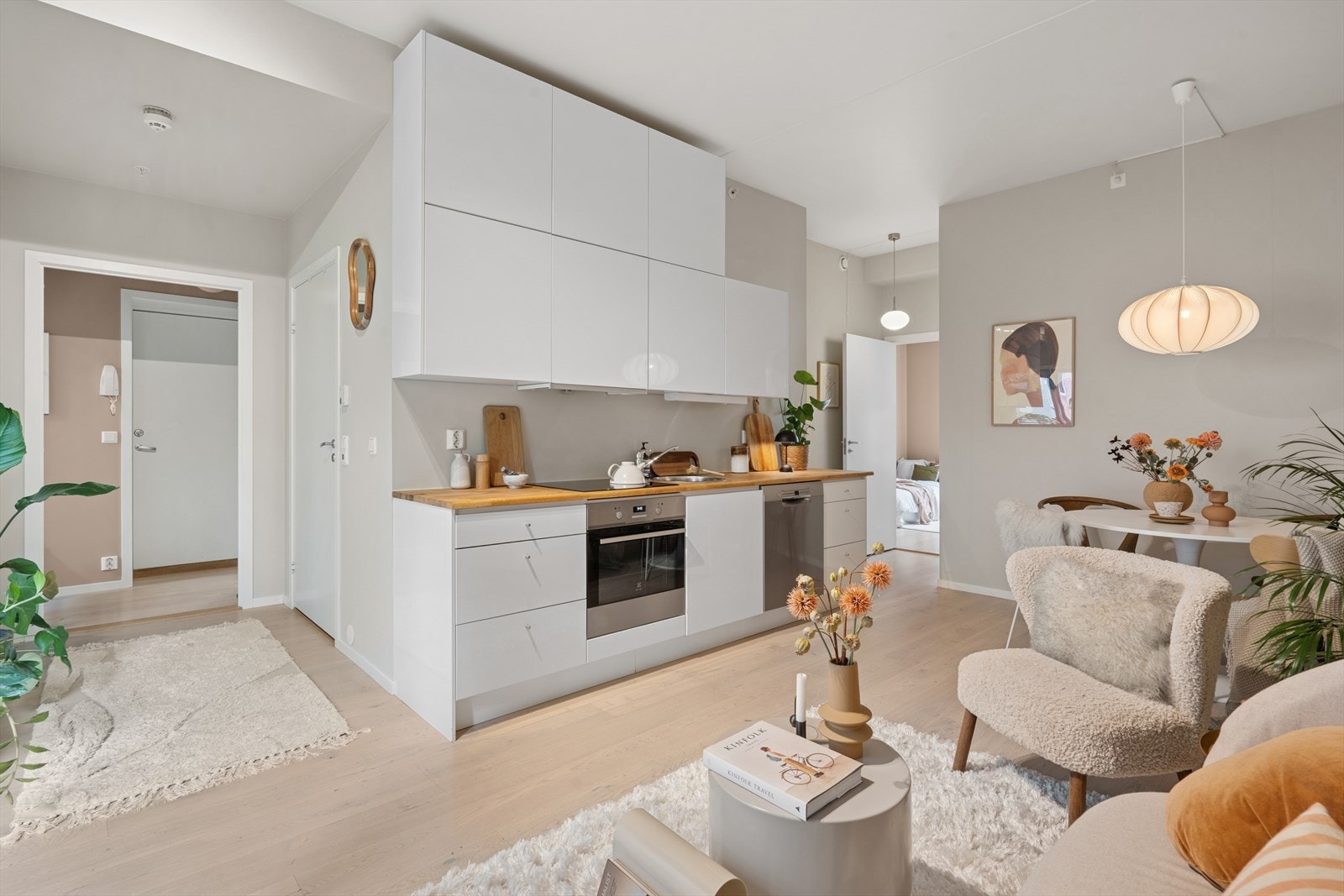 Romslig og sosial stue med god plass til hyggelige selskapskvelder Galleribilde