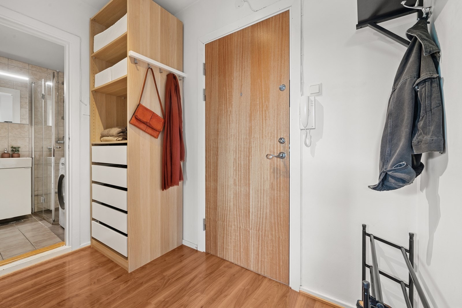 Fra entréen føres du videre inn til leilghetens bad. Galleribilde