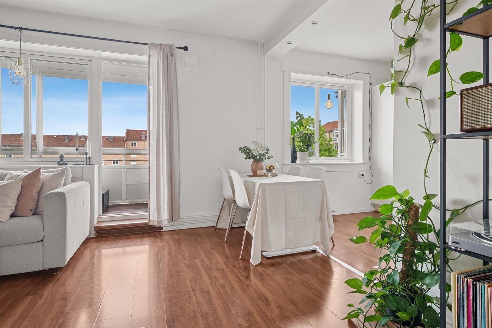 Delvis åpen stue- kjøkken løsning med plass til spisebord. Galleribilde