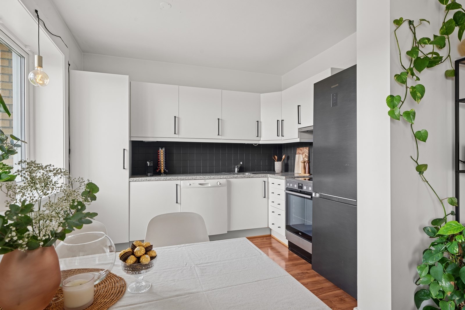 Kjøkkeninnredning med glatte fronter og benkeplate i laminat. Det er tilrettelagt for oppvaskmaskin og installert vannstoppsystem. Ventilatoren er utstyrt med kullfilter. Galleribilde