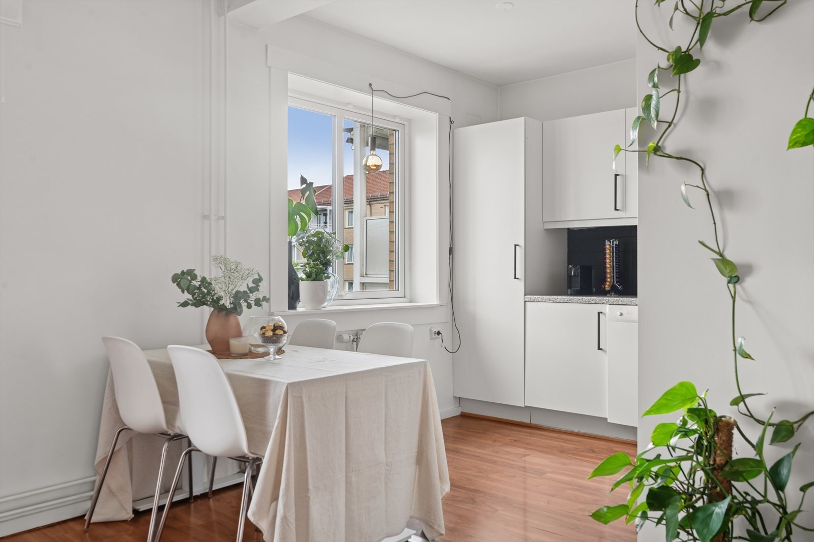 Store vindusflater som gir leiligheten rikelig med naturlig lys. Galleribilde