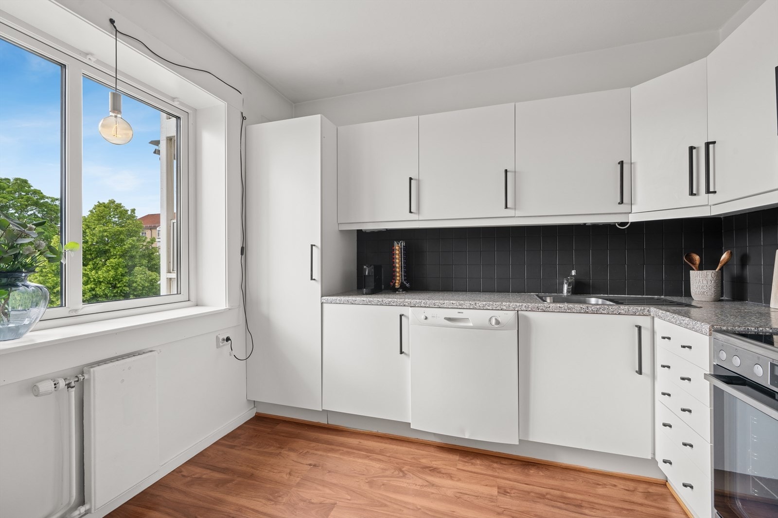 Innbydende kjøkken med nye hvitevarer fra 2022. Galleribilde