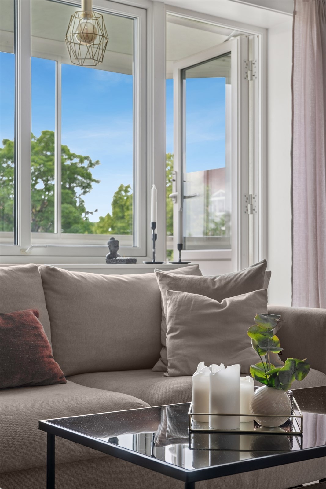 Fra stuen er det adkomst til flott innglasset balkong på ca 7 kvm. Galleribilde