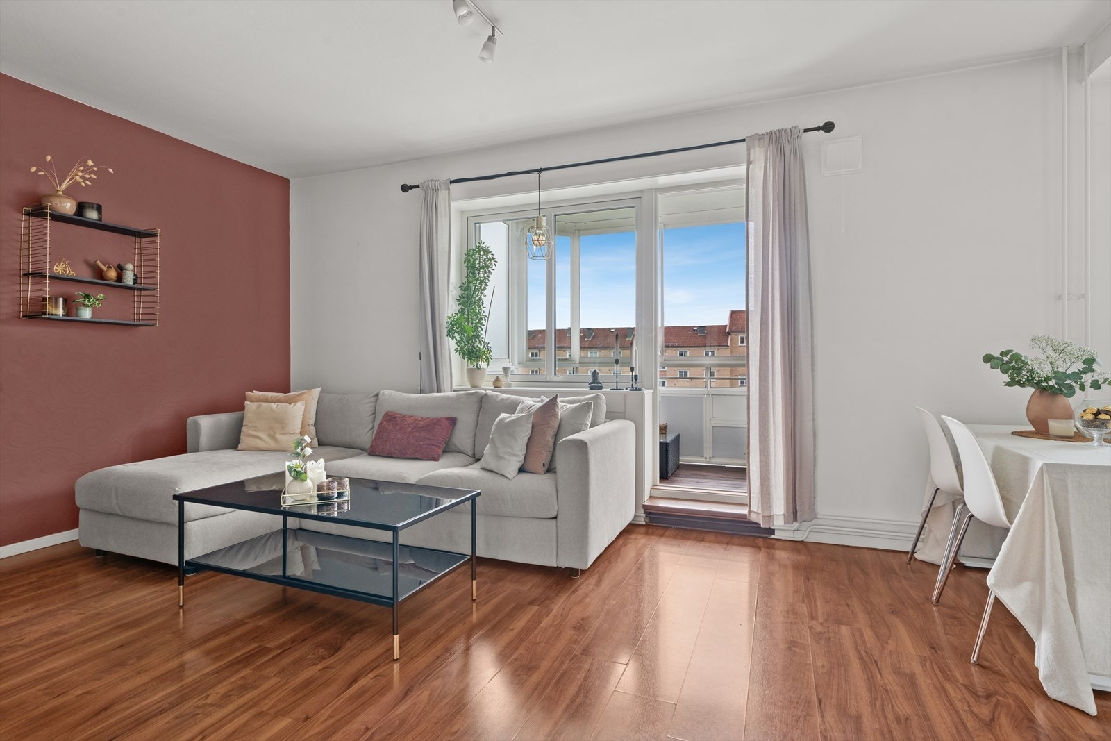 Stuen byr på godt med plass og en utforming og planløsning som gir fleksibilitet til å innrede etter egne behov. Galleribilde