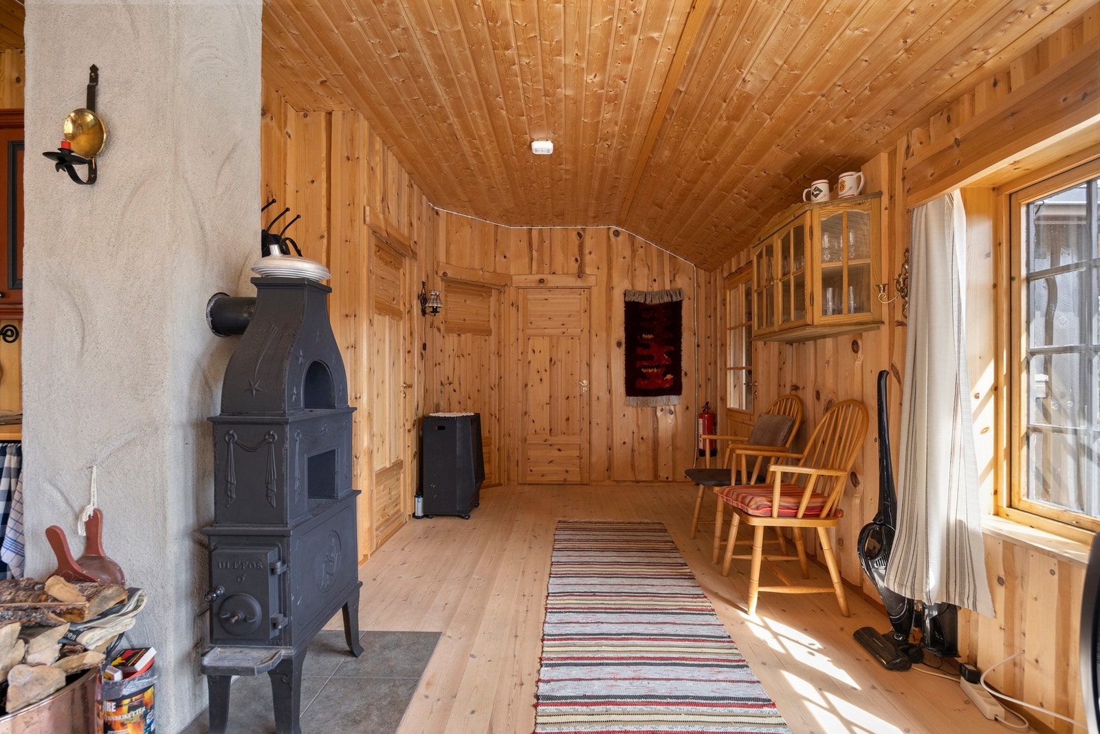 Dør inn til to soverom og bad Galleribilde