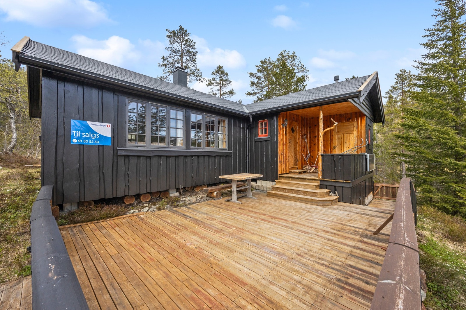 Ved inngangspartiet er det separat dør inn til WC og vedbod Galleribilde