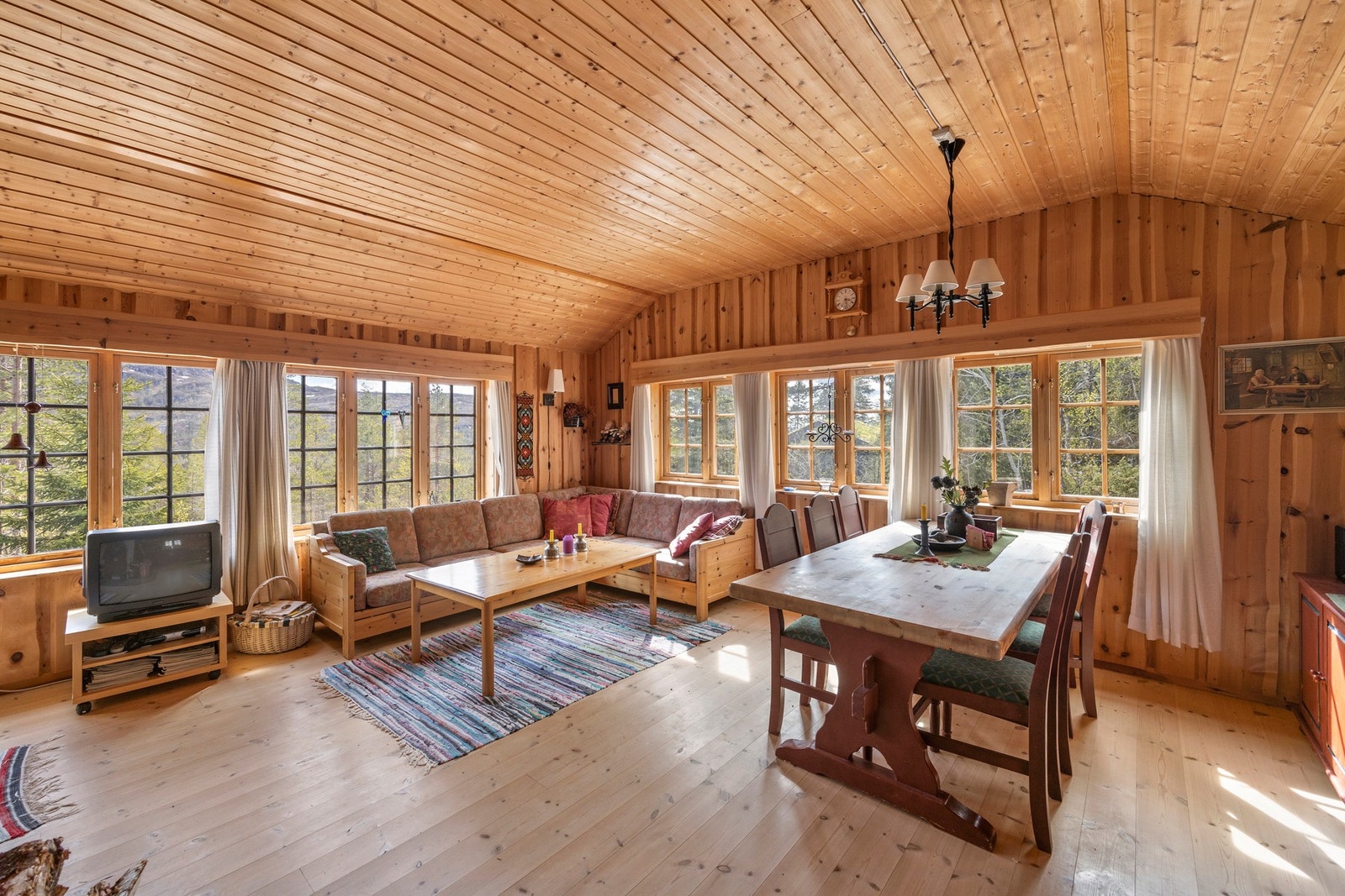 De store vindusflatene sørger for gode dagslysforhold og en fin utsikt mot fjellene! Galleribilde