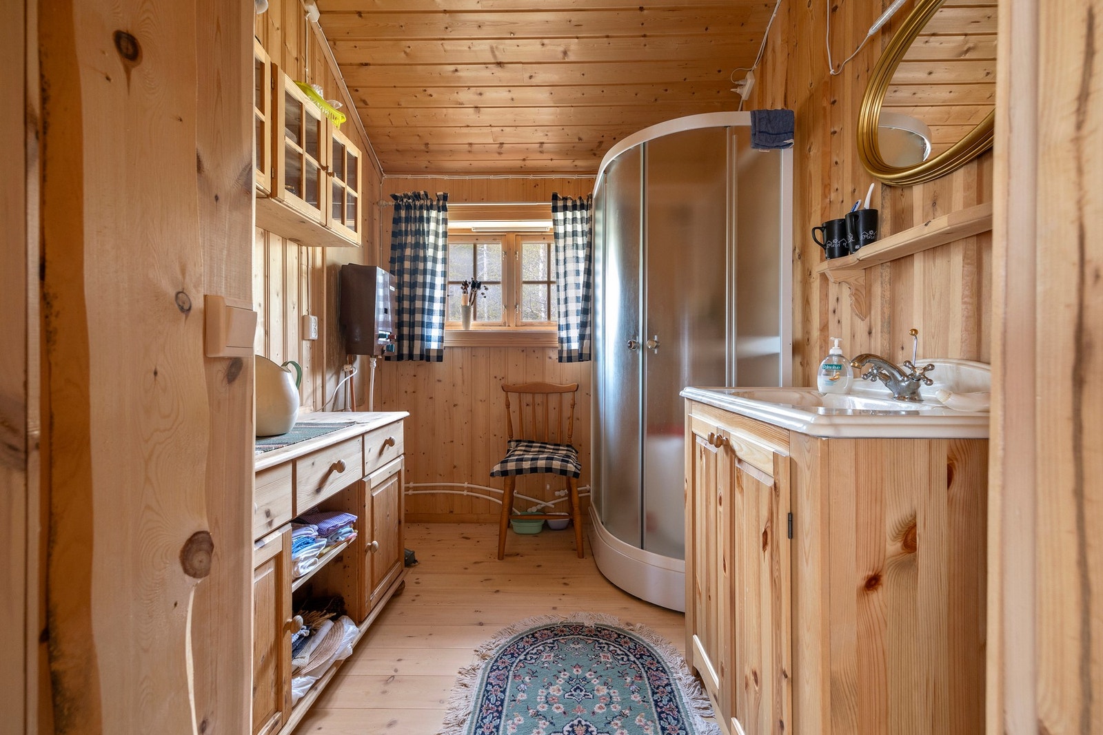 Bad - 4,5 kvm. Utstyrt med servantskap og dusjkabinett. Galleribilde