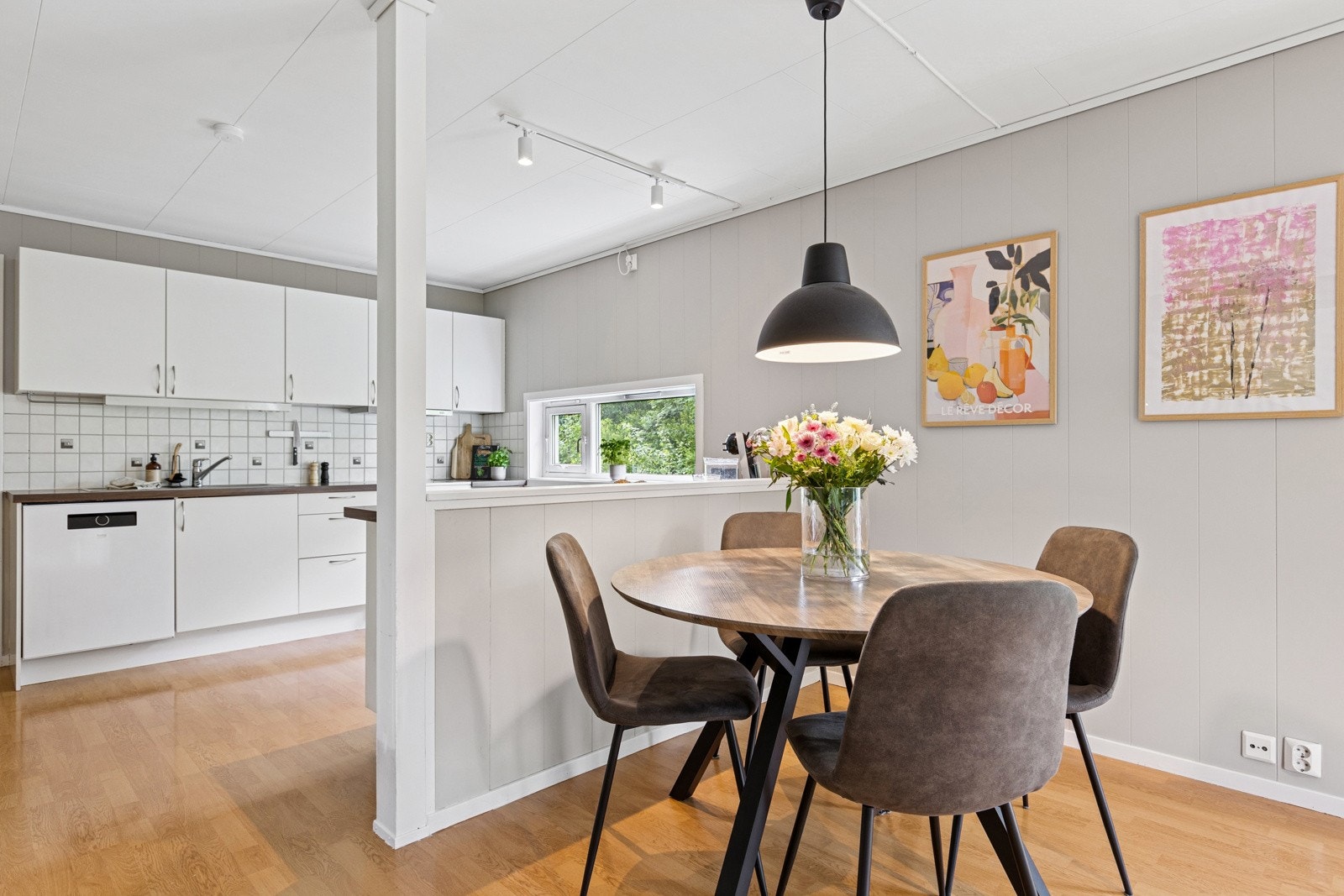 Det er god plass til spisebord foran kjøkkenet. Galleribilde