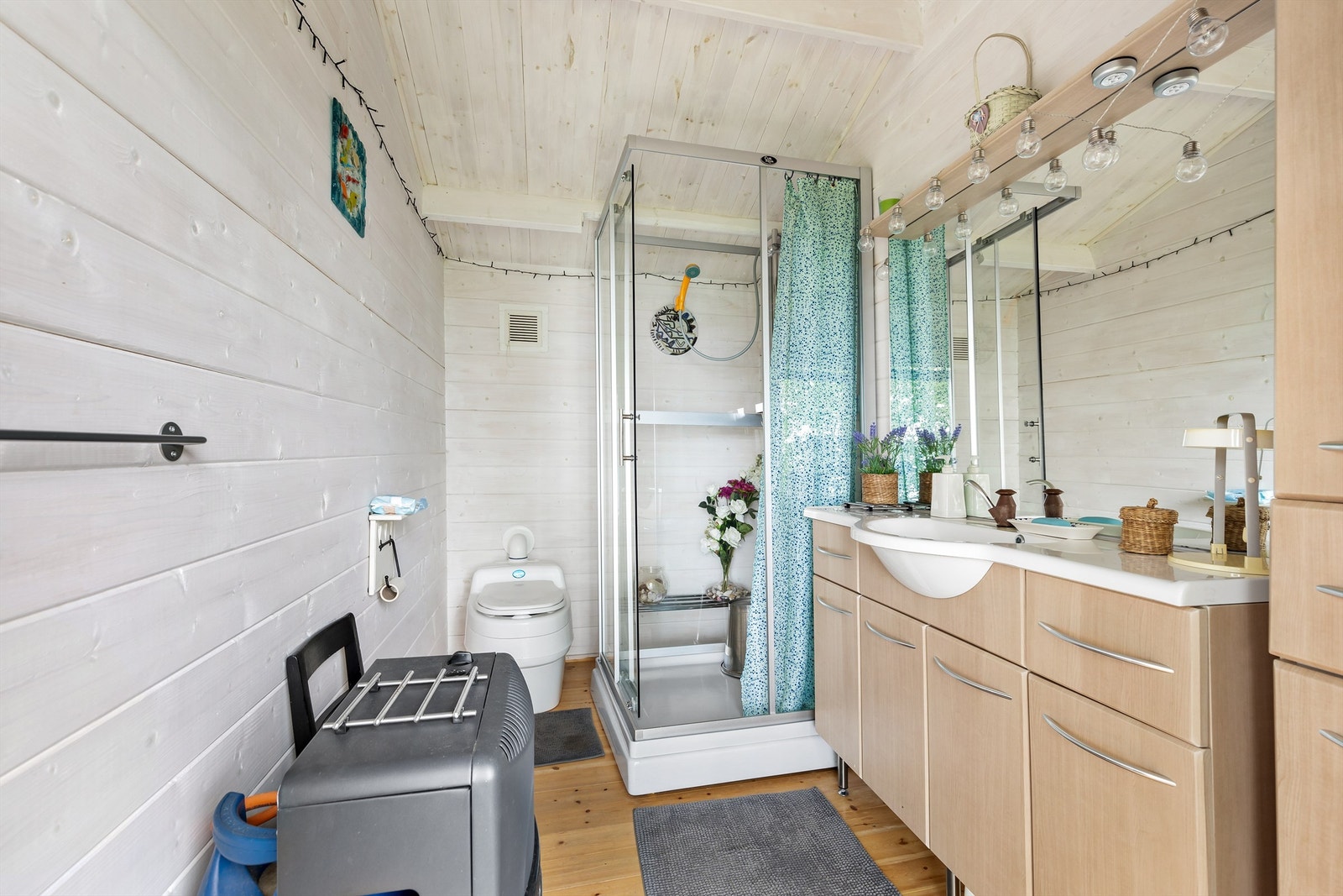 Badet har gulvstående tørrklosett og dusjkabinett - Rommet er ikke godkjent Galleribilde