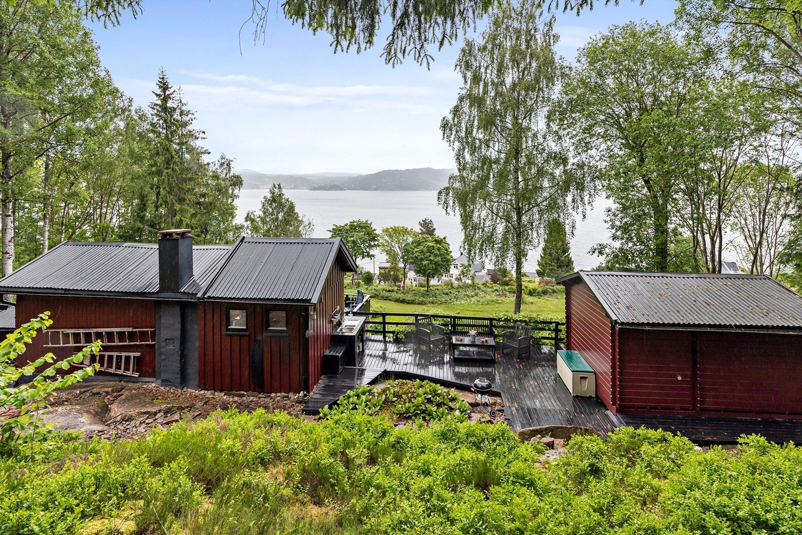 Hyggelig sommerhytte med en flott og usjenert beliggenhet i høyden på oversiden av Svelvikveien Galleribilde