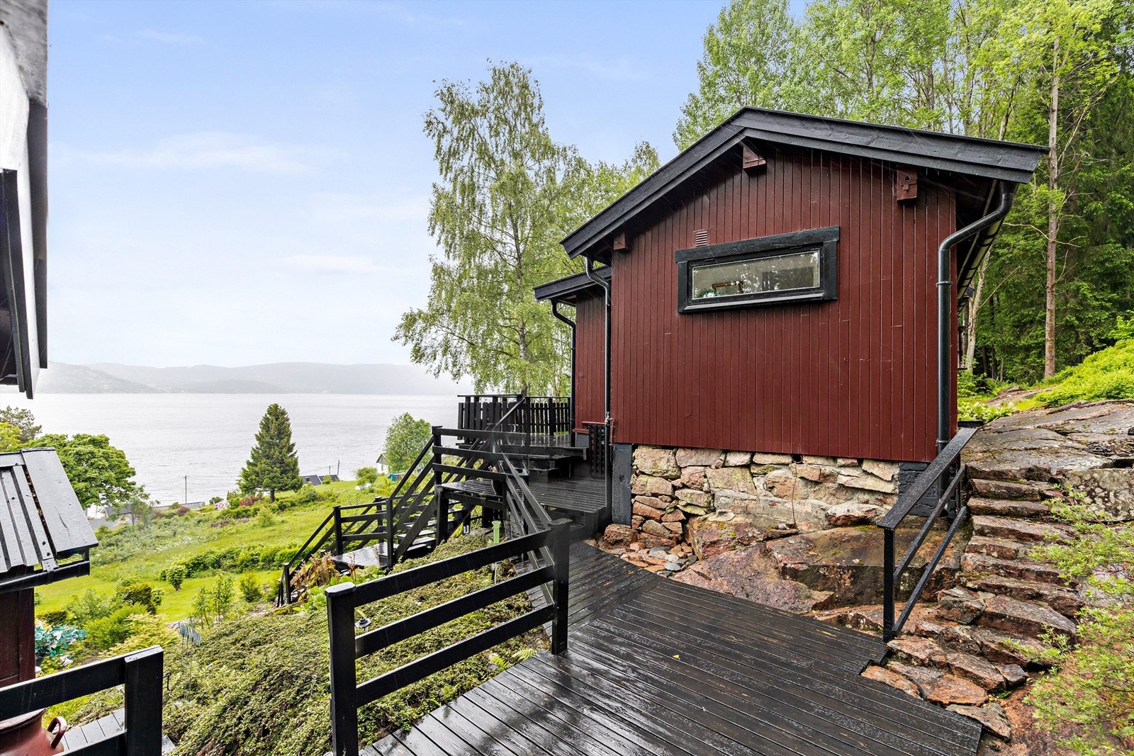 Fra hovedveien (Svelvikveien) er det gangsti opp til en utvendig trapp som føres opp til hytta Galleribilde